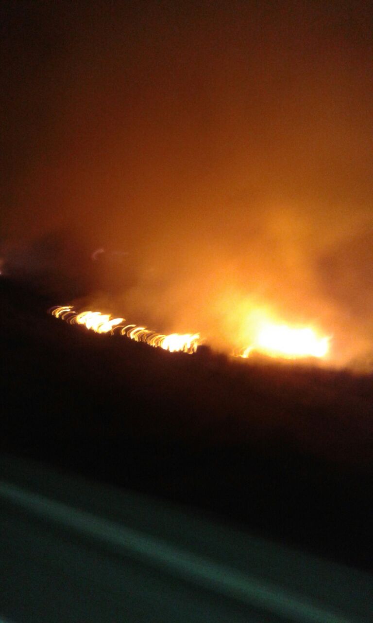 Photo of Evacuan poblado de Huarasiña por incendio de pastizales