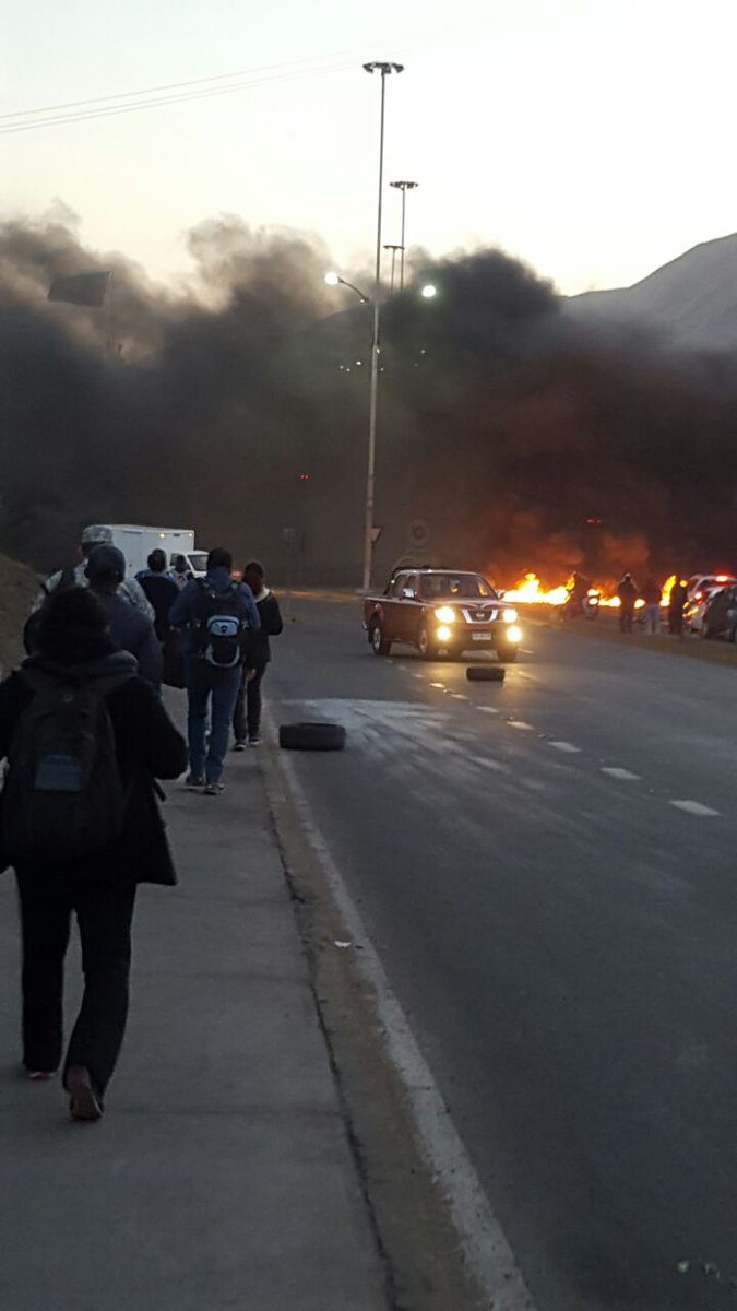Photo of Protestas de ambulantes provocaron gigantesco taco en la ruta Iquique Alto Hospicio