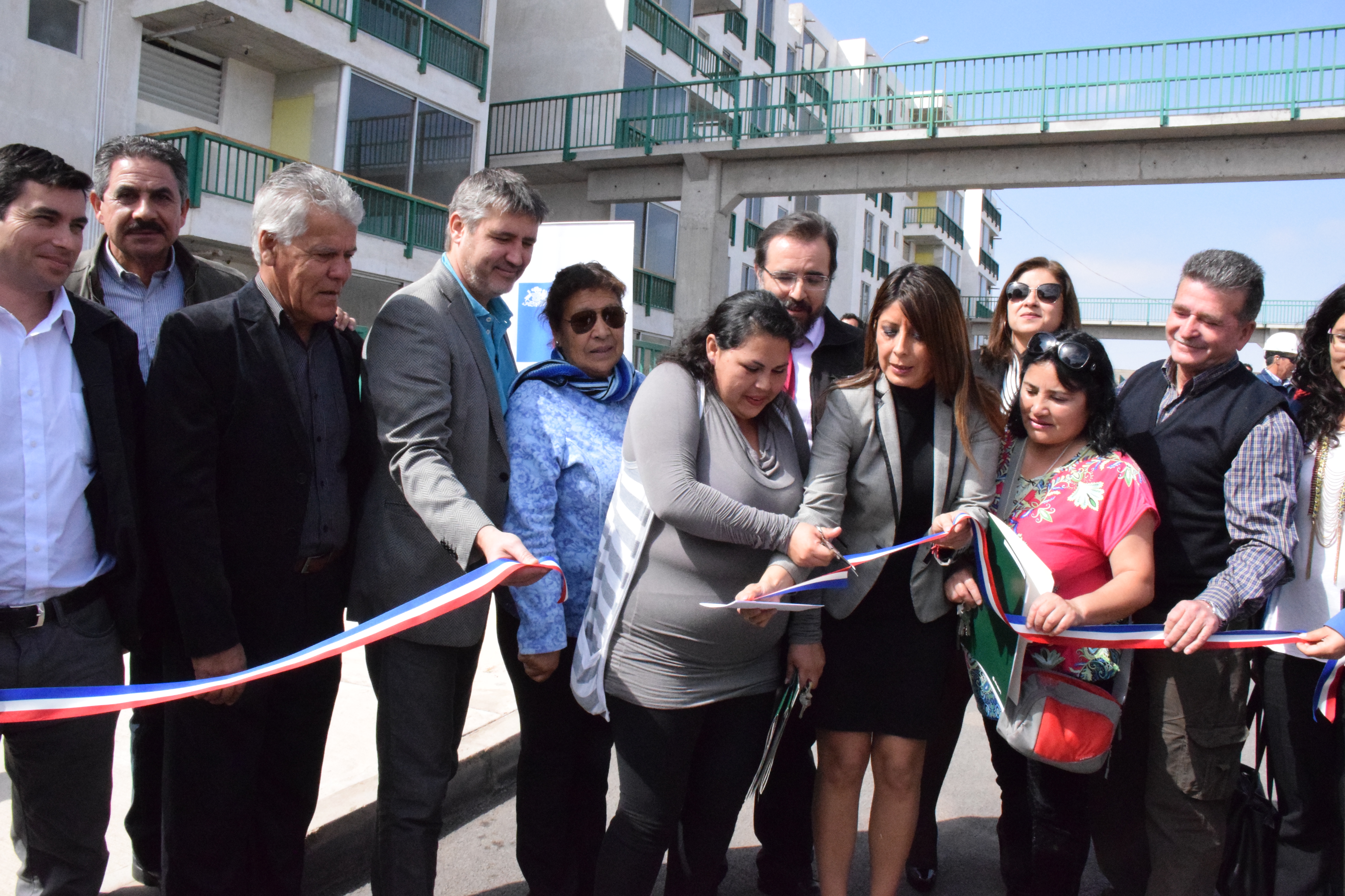 Photo of (FOTOS) 72 familias recibieron las llaves de sus nuevos hogares en Alto Hospicio