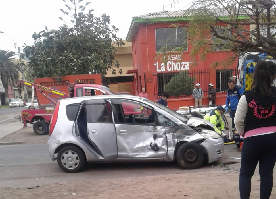 Photo of Un herido en colisión de microbus con vehículo menor