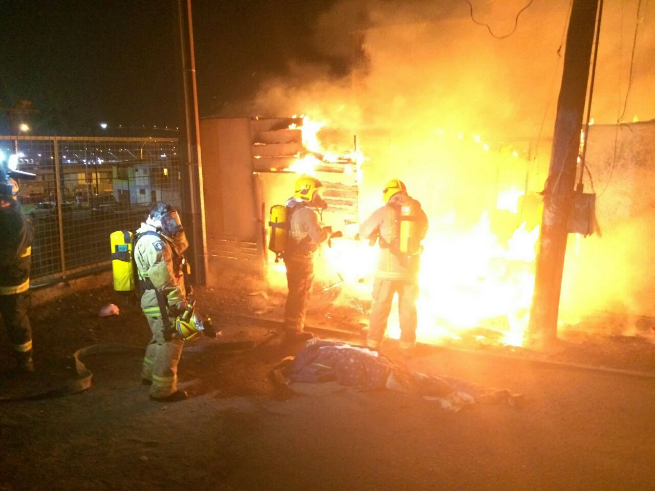 Photo of (VIDEO) Incendio destruyó dos viviendas en sector norte de Iquique