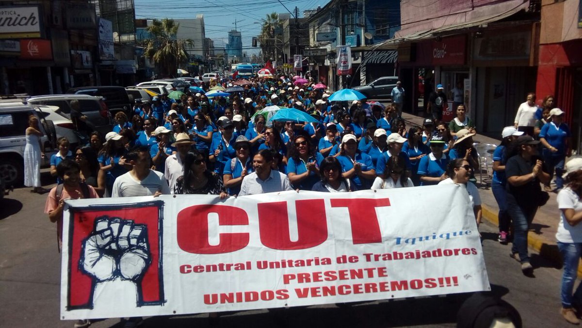 Photo of Está pasando: Funcionarios públicos de Iquique marchan al edificio de la Intendencia