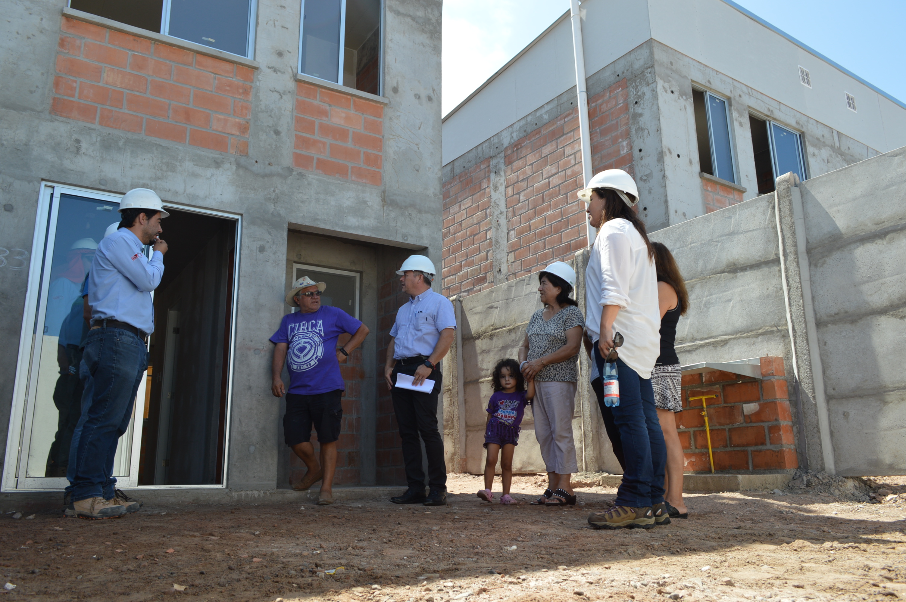 Photo of Familias y autoridades visitaron piloto de sus hogares reconstruidos en población Mauque