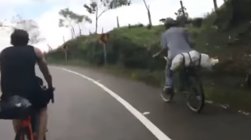 Photo of Campesino ridiculiza a atletas europeos en su modesta bicicleta