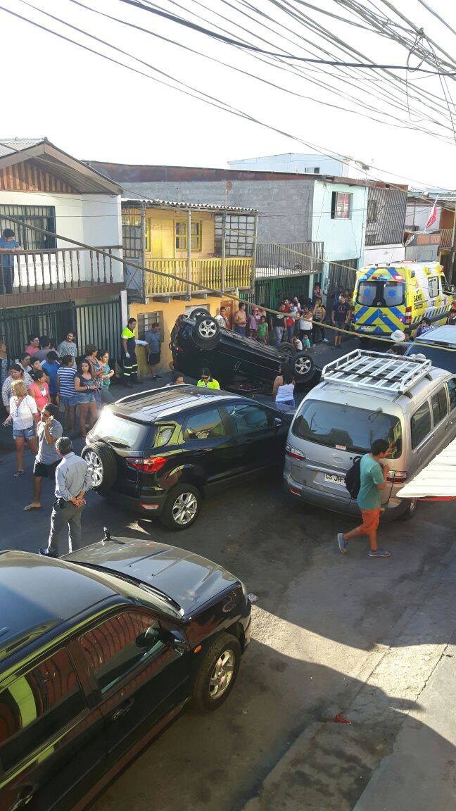 Photo of Automóvil volcó en calle Colo Colo