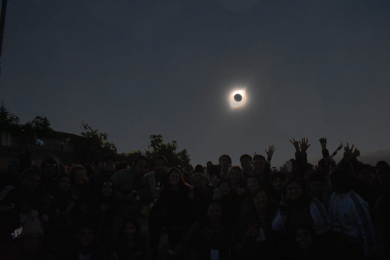 Photo of Delegación de Tarapacá viajó a La Higuera  para ver el eclipse solar del 2 de julio